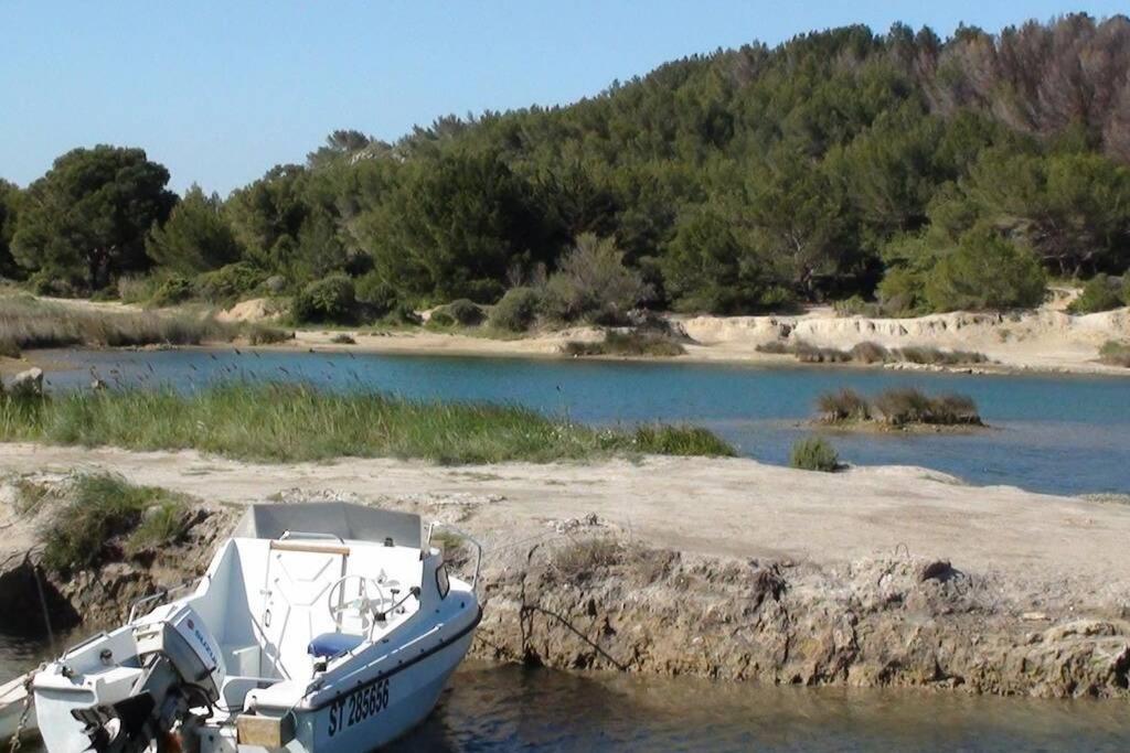 Calme Entre Terre Et Proche *